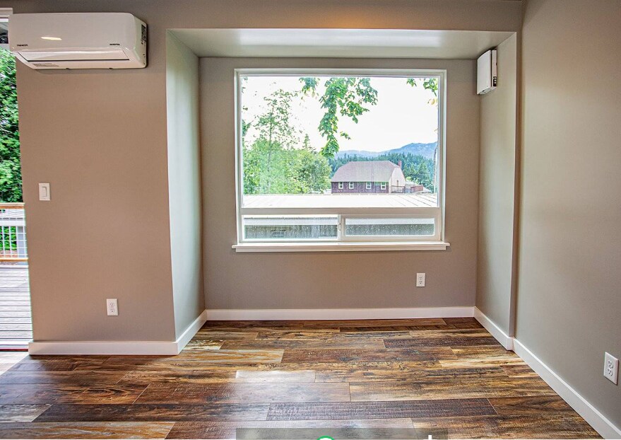 Dining area with picture window - 501 SW Moody Ave