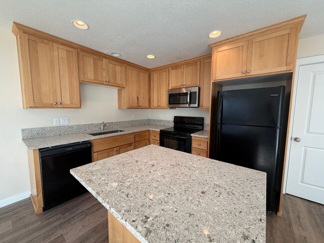 Building Photo - MOVE IN SPECIAL: HALF OFF FIRST MONTH'S RE...