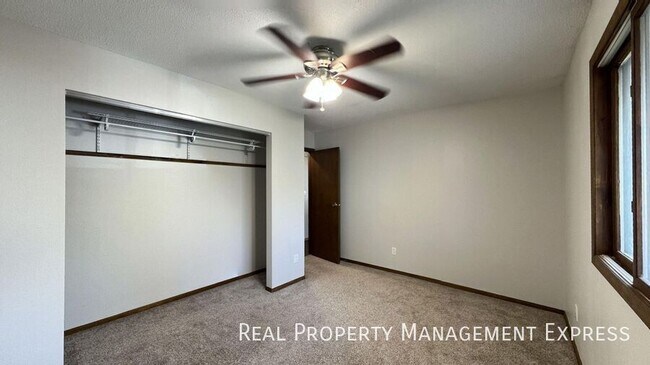 Building Photo - 4 bed 2 bath home with attached garage!