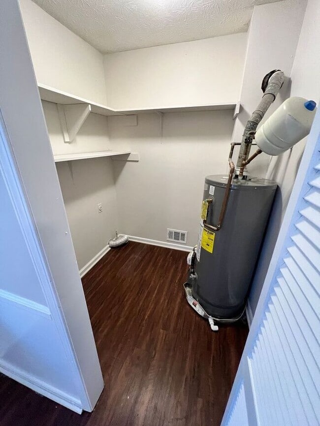 Building Photo - NOW READY!!! 2 bedroom 1 bath in SNELLVILLE!