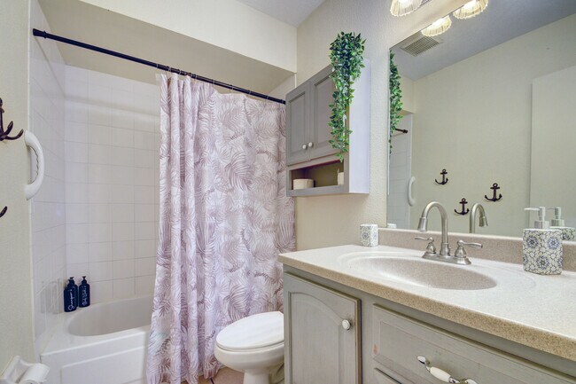 Building Photo - 103 SW 10th Ave