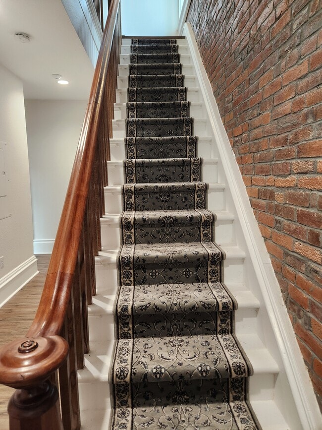 Foyer - 615 Summer St