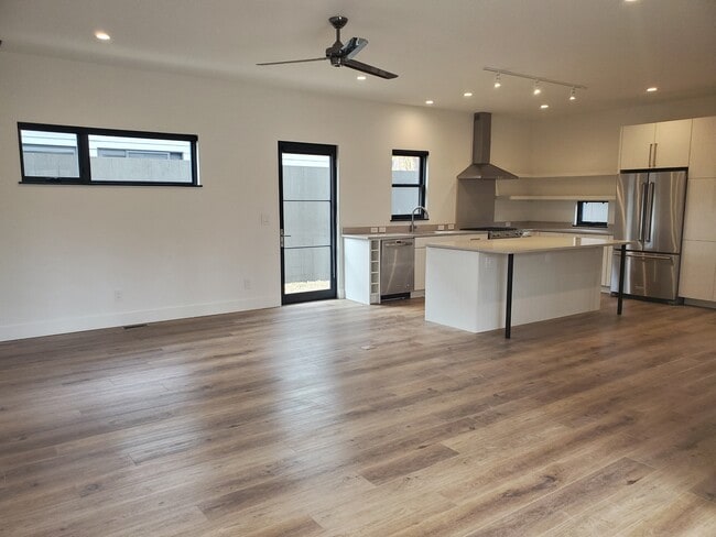 Primary Photo - 421 N 8th St