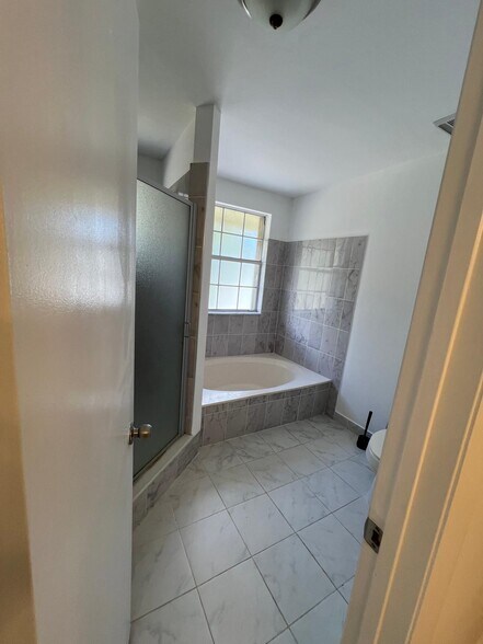 Building Photo - 1060 SW 111th Way