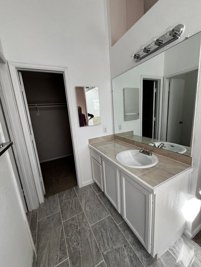 Building Photo - 3 Bedroom 2 1/2 Bathroom Home in Highlands Ranch