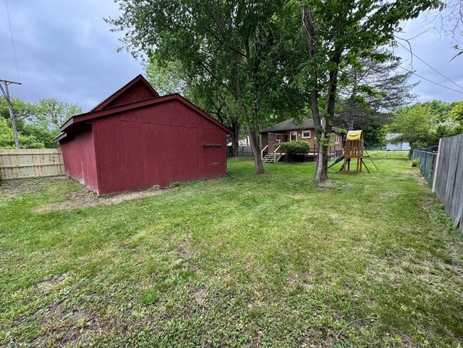 Building Photo - 2 bed 1 bath Rochester Hills ranch with ga...