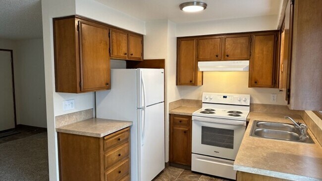 Building Photo - 2 bedroom ground level apartment