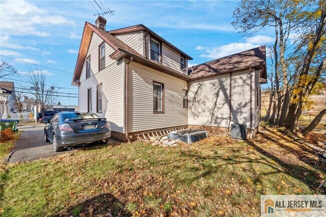 Building Photo - 2102 Woodbridge Ave