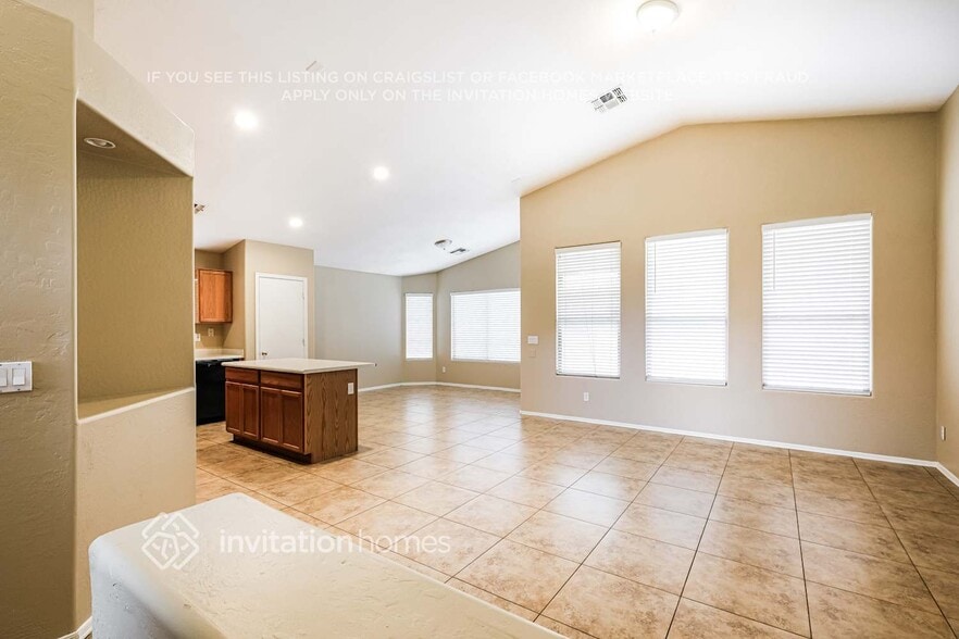 Building Photo - 9129 W MacKenzie Dr