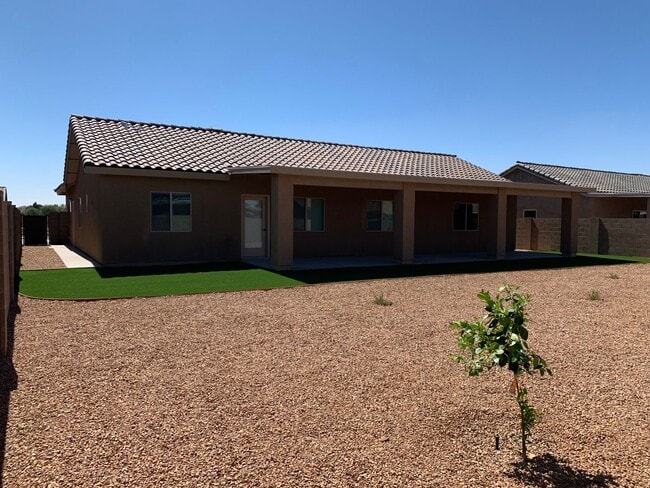 Building Photo - NEWER 4 BEDROOM HOME IN PARK WEST!
