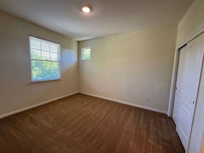 Building Photo - Gorgeous 5 bedroom + office, 4.5 bath Alam...