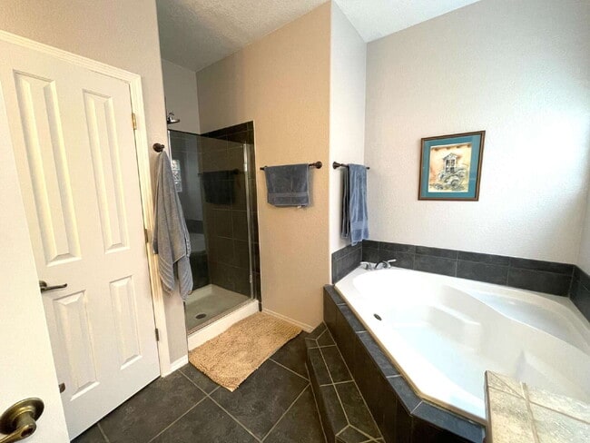 Building Photo - High Desert Beauty! Community Pool!