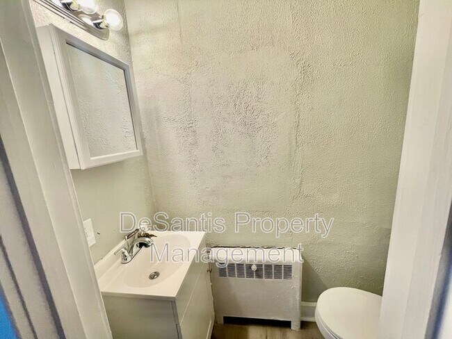 Building Photo - 810 Amity St