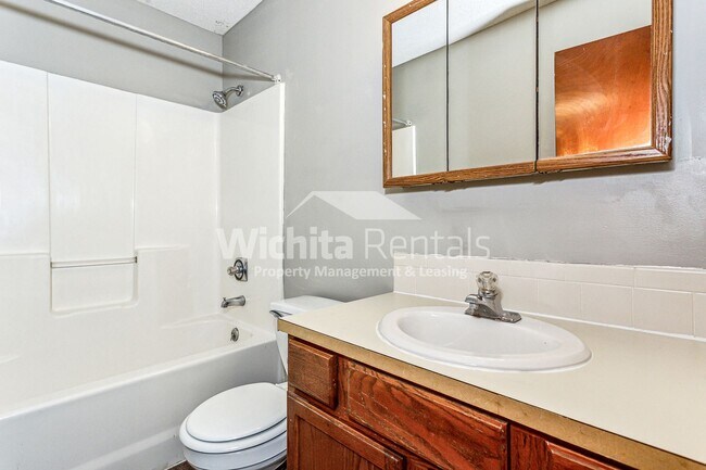 Building Photo - 3 Bedroom 2 bath duplex - Derby