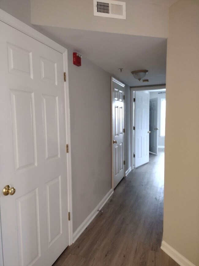 Building Photo - 211 Ivy Glen Ct