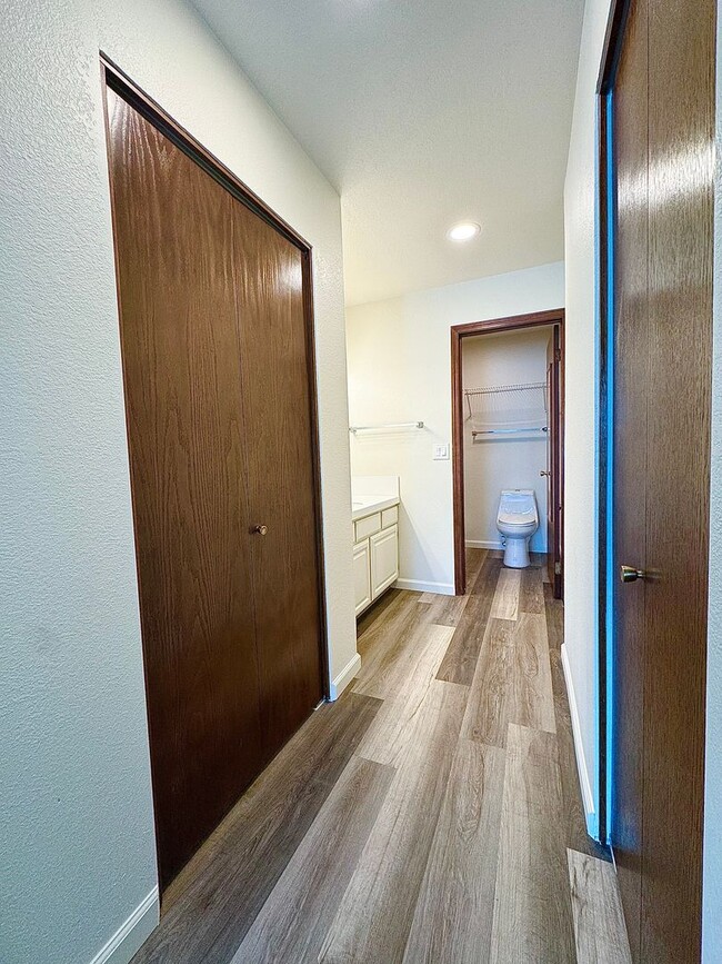 Building Photo - Beautifully Upstairs Condo at Ridgecrest Condominiums!! HOA Pool/Jacuzzi