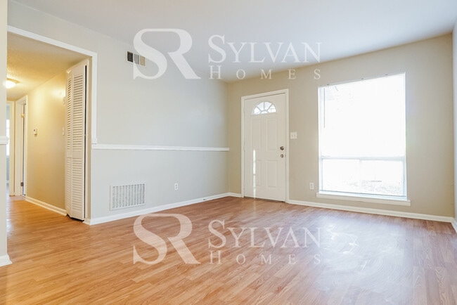 Building Photo - This adorable 4 bedroom, 2 bathroom home