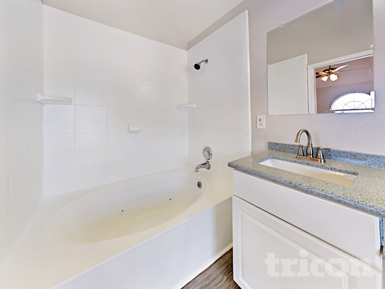 Building Photo - 900 Freshwood Ct