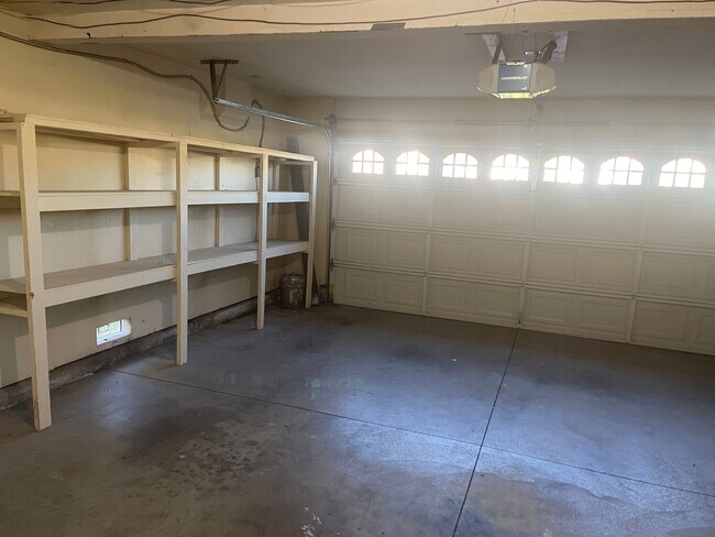 Building Photo - 2215 Lobelia Ave