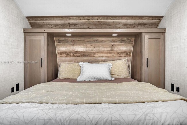 Building Photo - 6036 Polk St