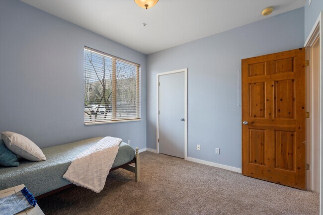 Building Photo - 1600 Pinebrook Blvd