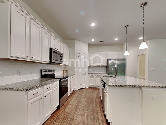 Building Photo - 215 Swan Dr