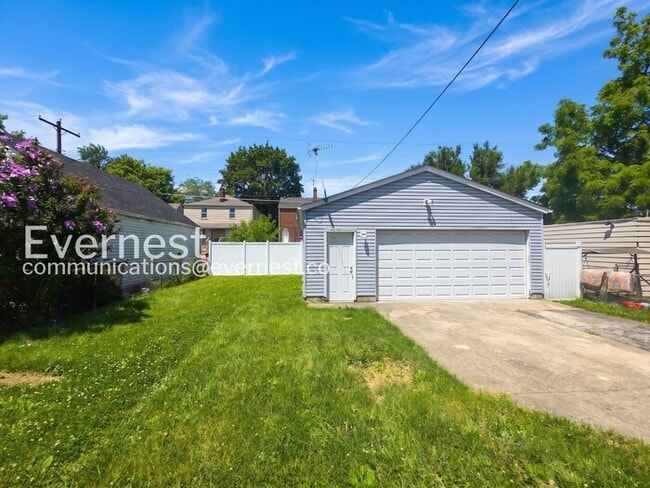 Building Photo - 3 Bed/2.5 Bath Home with Detached Garage / Pet-Friendly / Vouchers Accepted / Available Now!