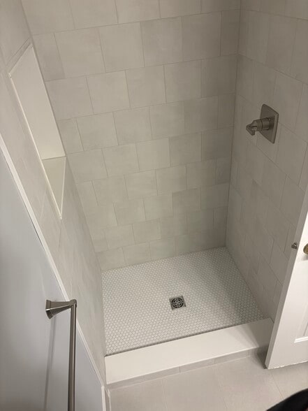 primary stall shower - 514 Cedar Hollow Dr