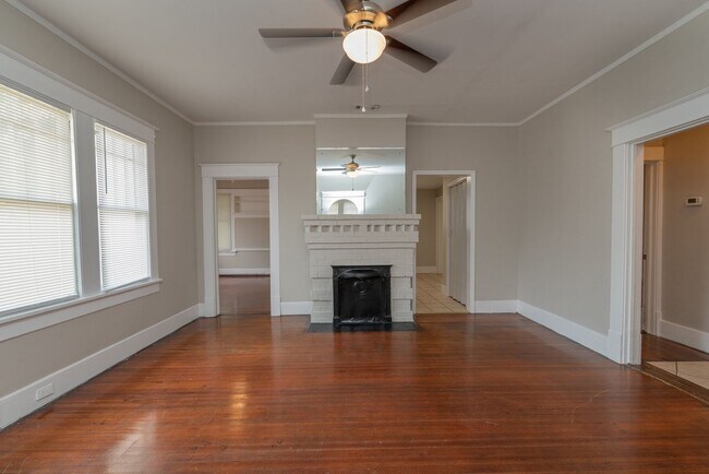 Building Photo - $1500 - 3 bed/1 bath house in Central Aven...