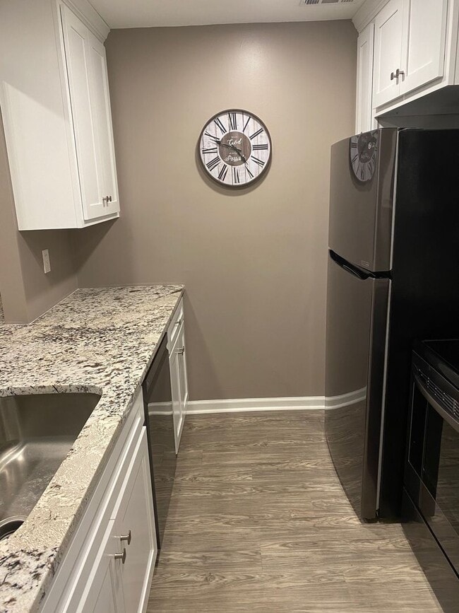 Building Photo - 2 bedroom close to Five Points!