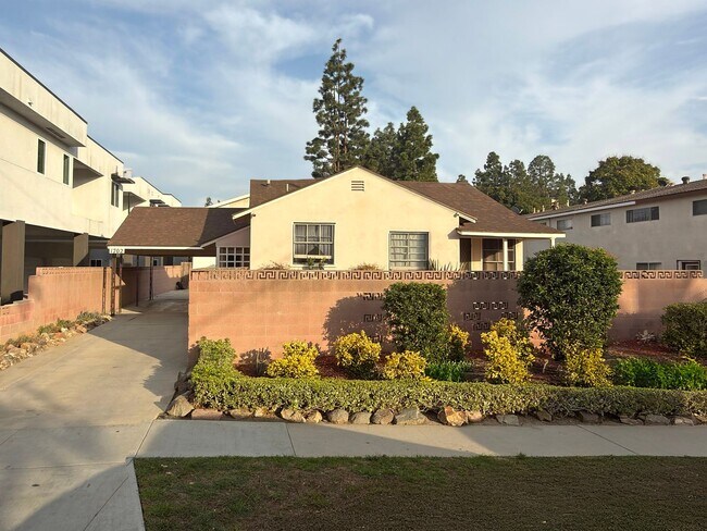 Building Photo - LB1702 (lease only)