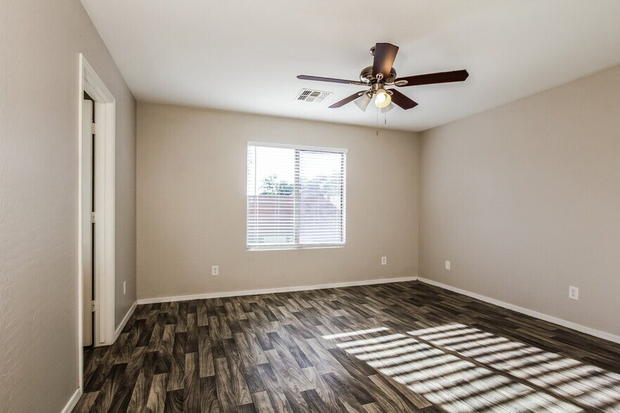 Building Photo - 12417 W Mandalay Ln