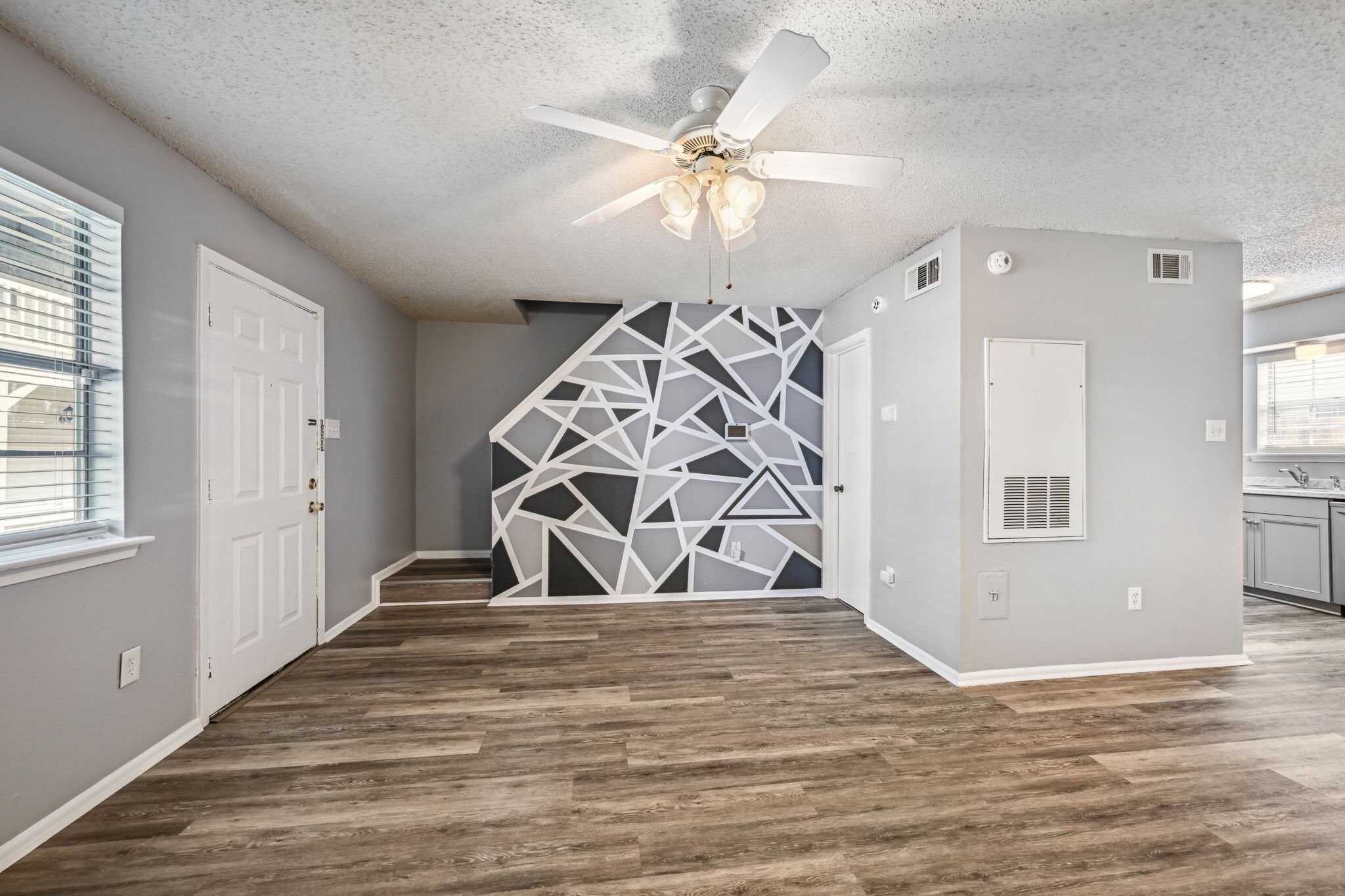 Building Photo - 737 Heavens Dr