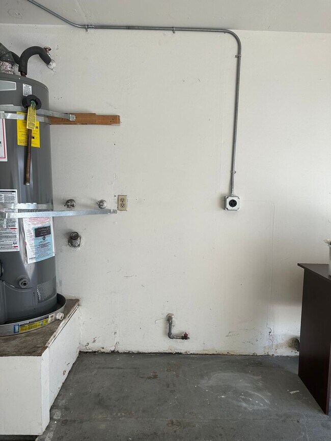 Building Photo - Charming Townhouse in South Coast Metro