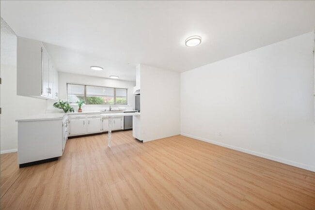 Building Photo - 2549 Notre Dame Dr