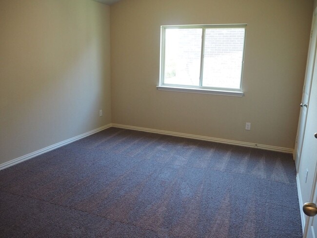 Building Photo - Like NEW 3 Bed 3 Bath Townhouse in Denton