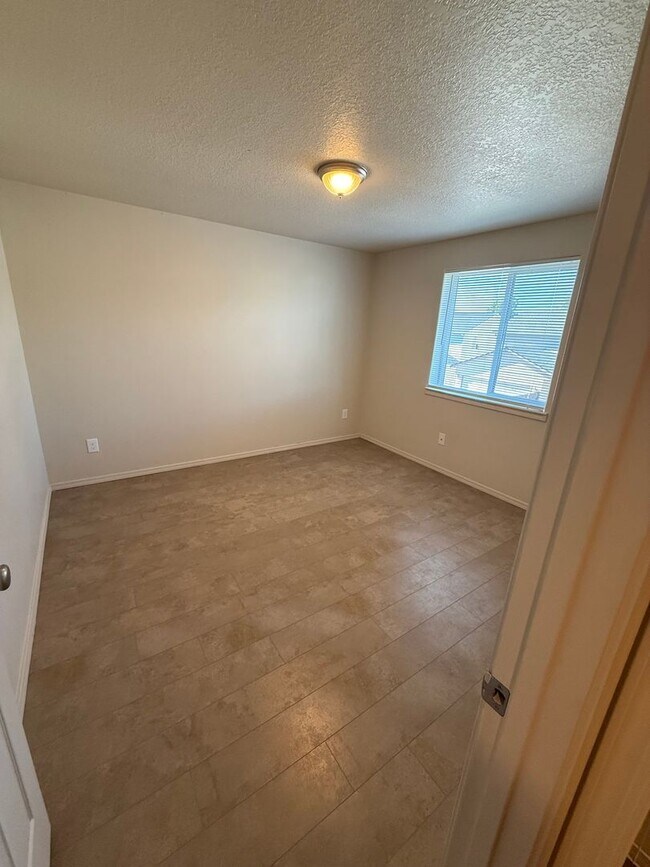 Building Photo - 3 Bedroom/2.5 Bath Home in the Carter Park...