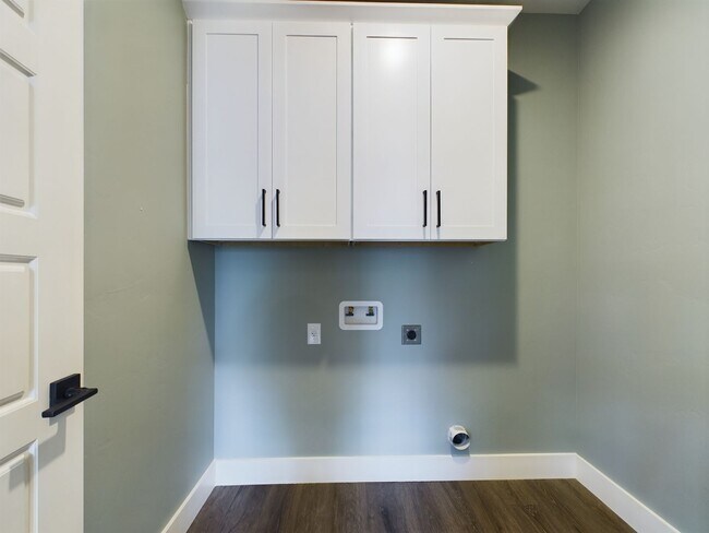 Building Photo - Charming 3-Bedroom Home with Updated Kitchen and Dual-Sink Primary Bath