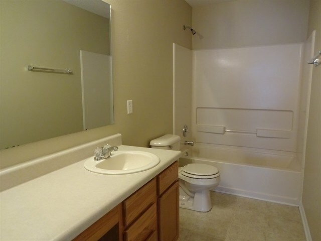 Building Photo - 489 Bourneside Dr