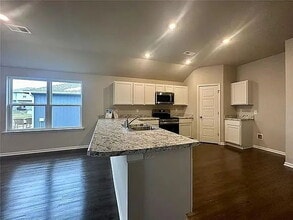 Building Photo - "Charming 4-Bedroom Oasis with 2 Baths & 1800 Sq Ft in Gardner, KS"