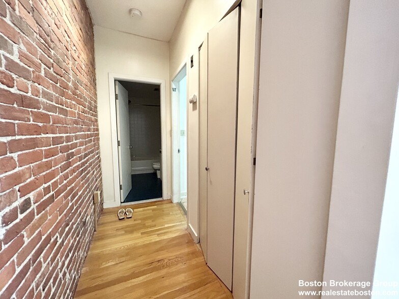 Building Photo - 79 Gainsborough St