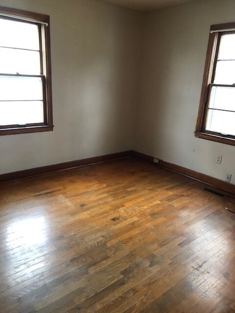 Building Photo - 2806 Florence Dr