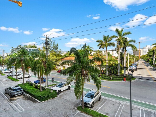 Building Photo - 9800 W Bay Harbor Dr