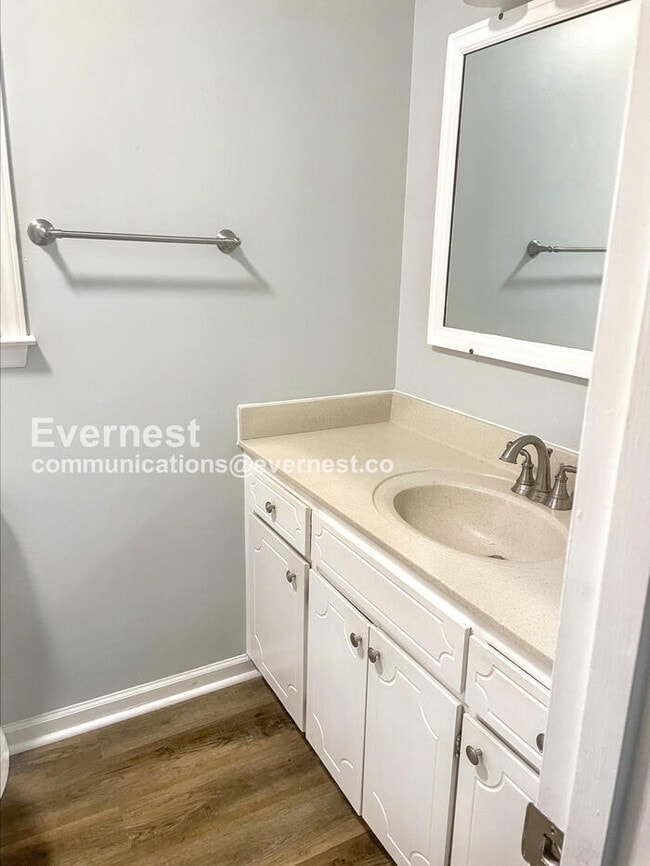Building Photo - 3 Bed/3 Bed Home with Laundry Hookups / Pe...