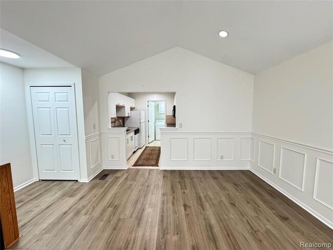 Building Photo - 5472 Pine Aires Dr