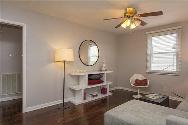 Building Photo - Adorable 2 Bedroom 1 Bath Home in Sylvan H...