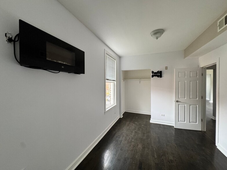 Building Photo - 620 N Kedzie Ave