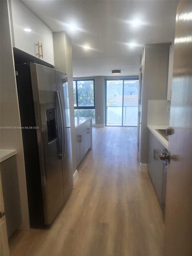 Building Photo - 9800 W Bay Harbor Dr