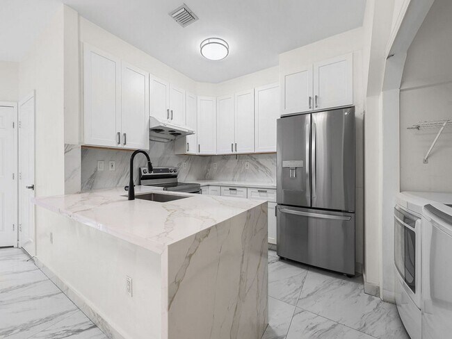 Building Photo - 7923 N Southwood Cir