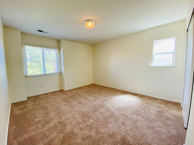 Building Photo - Spacious and Beautiful Home Close to a Huge Park